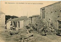 Ile D'oléron * Un Coin Du Bourg Du Village Hameau Faubourg De DOMINO * Villageois Le Barbier Métier - Ile D'Oléron