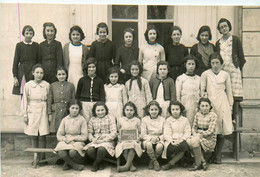 Fouras * Carte Photo * Une Classe De Jeunes Filles En 1940 * écolières - Fouras-les-Bains