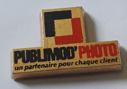 AN351 Pin's Publimod Photo Laboratoire Photographie Argentique (L'Atelier Publimod) à Paris Qualité Zamac Achat Immédiat - Photographie