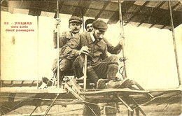 LE CELEBRE AVIATEUR FARMAN VOLE AVEC DEUX PASSAGERS ON SE TIENT BIEN PUB AU DOS POUR POUGUES ET CARABANA - Aviateurs