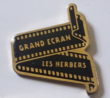 AN355 Pin's Cinéma Grand écran LES HERBERS (avec Faute) Cinéma Le Grand LUX à Les Herbiers Vendée Achat Immédiat - Cinéma