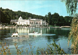 CPM 61 (Orne) Bagnoles-de-l'Orne - Le Casino Du Lac De La Station Thermale Et Les Pédalos TBE - Casinos