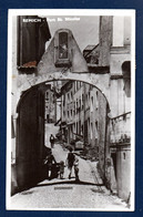 Remich. Carte-photo. Porte Saint-Nicolas. Passants. 1953 - Remich