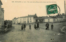 Bouaye * Un Coin De La Place Et La Route De Port St Père * Villageois Enfants Jeu - Bouaye