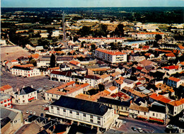 Challans * Vue Aérienne Sur Le Village Et La Place Du Marché - Challans