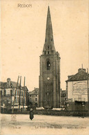 Redon * Place Et Vue Sur La Tour Et La Mairie - Redon