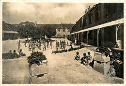 Roscoff * Sanatorium Marin , La Cour Des Garçons * Enfants - Roscoff