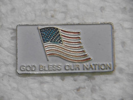 Pin's - GOC BLESS OUR NATION - Pins Drapeau Des ETAS UNIS - Pin Badge AMERICAN FLAG - Militaria
