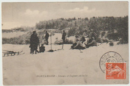 PONTARLIER (Doubs) - Skieurs Et Lugeurs En Halte. Circulée En 1910. 2 Scan. - Pontarlier