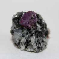 Red Corundum сrystal In Garnet-plagioclase-biotite-gneiss - Minéraux