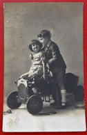 Carte Photo VOITURE A PEDALES  Couple D Enfants Fleurs Outils Lunettes De Pilote - Jeux Et Jouets