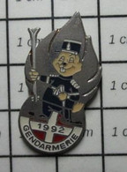 1316b Pin's Pins / Beau Et Rare / THEME : JEUX OLYMPIQUES / ALBERTVILLE 1992 GENDARME SKIEUR FLAMME ARGENT - Jeux Olympiques