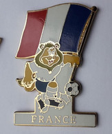 QQ326 Pin's Foot Football Euro 96 Angleterre England  Lion Drapeau FRANCE Superbe Qualité Egf Achat Immédiat - Football