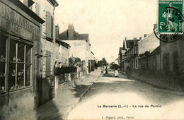 La Bernerie * La Rue De Pornic * Epicerie Mercerie AU BON MARCHE * Boulangerie * éditeur E. Pigeard - La Bernerie-en-Retz