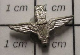 2817 Pin's Pins / Beau Et Rare / THEME : MILITARIA / MINI PIN'S METAL BLANC INSIGNE PARA ANGLAIS - Militaria