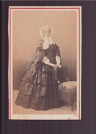 Photo Sur Carton ( 10 X 6 Cm ) " Femme En Robe Crinoline,portant Une Coiffe En Dentelle " Photographe Nadar - Oud (voor 1900)