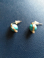 BOUCLES D'OREILLES  PETITES BOULES TURQUOISES ET CERCLAGE DORE  (cf Scan) - Boucles D'oreilles