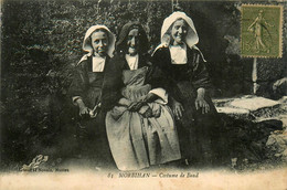 Baud * Femmes Du Pays En Coiffe Et Costume Breton - Baud