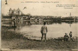 Combourg * Vue Générale Du Village * Château Et étang * Villageois - Combourg