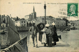 Les Sables D'olonne * Sur L'eperon De L'avant Port * CLAVIER Débitant * Buvette * Coiffe Costume - Sables D'Olonne