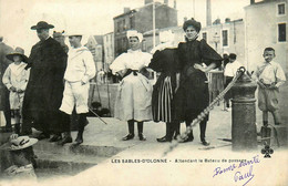 Les Sables D'olonne * 1902 * Attendant Le Bateau De Passage * La Chaume ? * Coiffe Costume - Sables D'Olonne