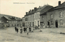 Neufmanil * La Place De La Poste * Villageois - Autres & Non Classés