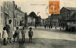 Raucourt * La Place Du Village * Café * Villageois - Other & Unclassified