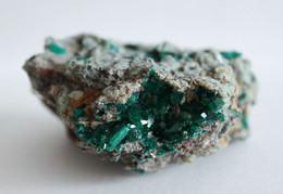 Dioptase Crystals On Matrix - Minéraux