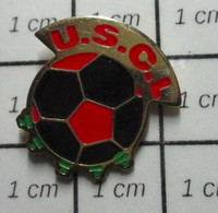 1316A Pin's Pins / Beau Et Rare / THEME : SPORTS / FOOTBALL BALLON CRAMPON USCL US Créteil-Lusitanos Est Un Club De Foot - Football