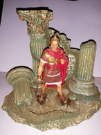 FIGURINE CENTURION ROMAIN AVEC DIORAMA CHUTE DE ROME FIGURINE ETAIN DU GRAAL - Figurines