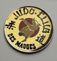 AN401 Pin's JUDO Club Des Mauges à Montrevault Sur Evre à  LE FUILET Maine-et-Loire Achat Immédiat - Judo