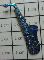 1316B Pin's Pins / Beau Et Rare / THEME : MUSIQUE / GRAND SAXO BLEU METAL - Musique