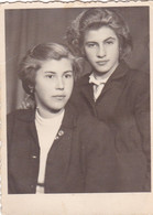 Old Original Photo - Portrait Of 2 Young Girls - 1950 Karnobat - 8.5x6 Cm - Personas Anónimos