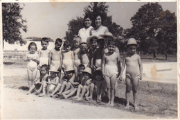 Old Original Photo - Group Of Naked Little Girls Boys In Underwear Posing In The Open - 1969- 8.5x6 Cm - Personas Anónimos
