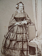 Photo CDV  Marie à Rennes  Femme élégante  Belle Coiffure  Robe à Volants  Sec. Empire  CA 1865 - L604D - Old (before 1900)