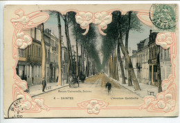 Superbe CPA Voyagé 1907 * SAINTES L'Avenue Gambetta ( Animée ) Encadrement Floral Gaufré Art Nouveau - Saintes