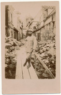 Carte Photo à Localiser - Militaire Debout Sur Une Passerelle Improvisée, Ruines - Oorlog 1914-18