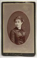 PETIT CDV  1880 1900 PORTRAIT DE  FEMME   B  PIPAUD    11 RUE  CREBILLON  NANTES - Anonyme Personen
