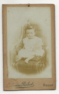 35  REDON  PETIT CDV   1900   PORTRAIT DE PETITE FILLE  AVEC SON PETIT OURSON   PHOTOGRAPHE  CATHERINE  ROBERT  REDON - Anonieme Personen