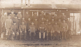 Gruppe Mit Akkordeon  Carte Photo Allemande 1° Guerre - Oorlog 1914-18