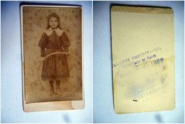 PHOTO CDV 19 Eme JEUNE FILLE ET SON JOUET CERCEAU MODE Cabinet GOSSET CHABOT   A CHATEAUBRIANT - Old (before 1900)