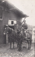 CARTE PHOTO ALLEMANDE - GUERRE 14 -18 - ATTELAGE DEUX CHEVAUX ET CAVALIER - Oorlog 1914-18