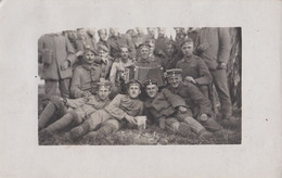 CARTE PHOTO ALLEMANDE - GUERRE 14 -18 - SOLDATS ET ACCORDÉON - Oorlog 1914-18