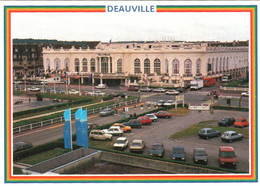 CPM 14 (Calvados) Deauville - Voitures Et Camions Devant Le Casino TBE - Casinos