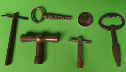 Lot 5 Anciens Outils CLEFS Carré - Pour Porte Armoire Placard Pendule - "laissé Dans Leur Jus" - Vers 1940 1960 - Andere Toestellen