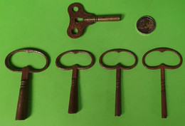 Lot 5 Anciens Outils CLEFS Carré - Pour Porte Armoire Placard Pendule - Métal - Etat D'usage "dans Leur Jus" - Vers 1940 - Otros Aparatos