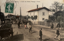 St Fons - La Sortie Des Usines , Ouvriers - Le Passage à Niveau - Ligne Chemin De Fer - Altri & Non Classificati