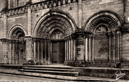 Pont L'abbé D'arnoult Facade De L'eglise Romane       CPM Ou CPSM - Pont-l'Abbé-d'Arnoult