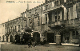 Damazan * Place De La Mairie , Côté Sud * Villageois - Damazan