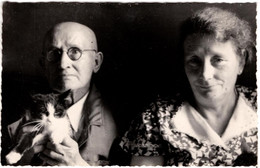 Photo Originale Portrait D'un Couple D'Anciens Posant Avec Leur Vieux Chat En 1963. - Anonymous Persons